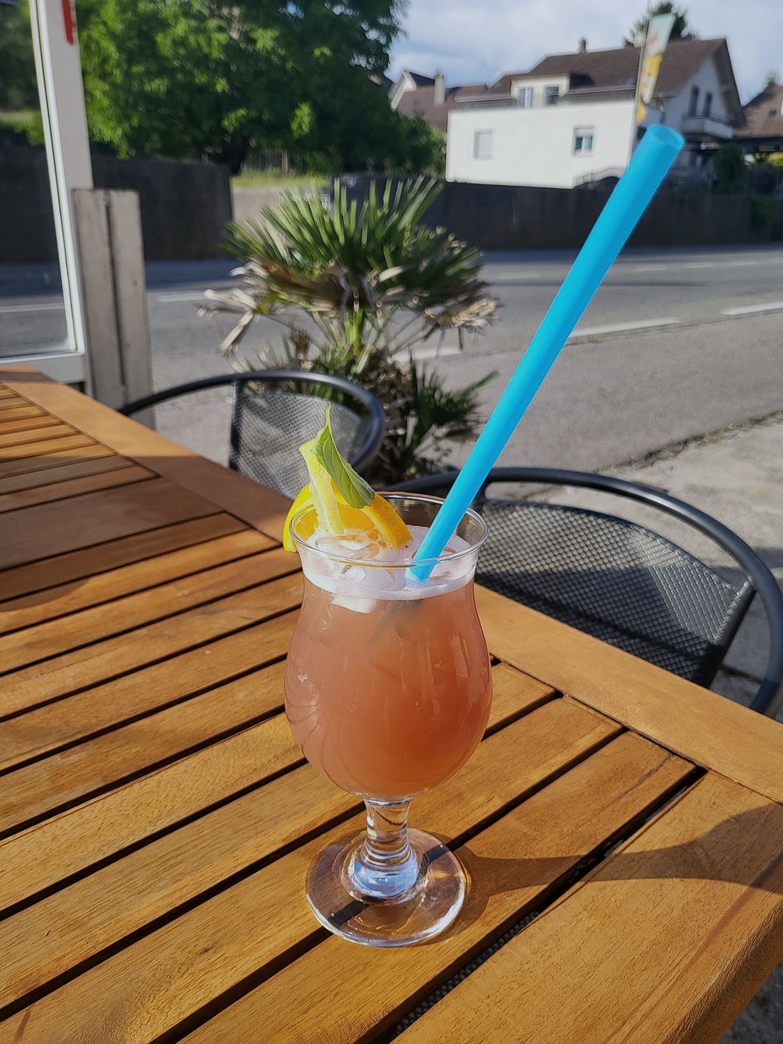 Cocktail maison aux agrumes et à la menthe en terrasse