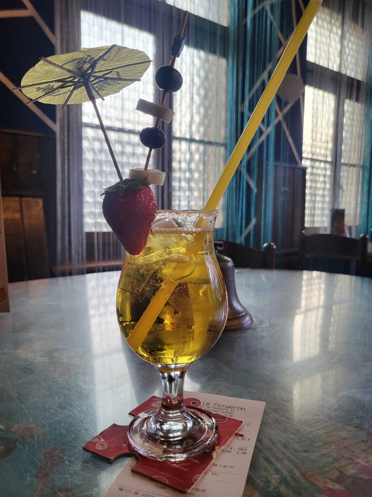 Cocktail tropical jaune avec parasol et garnitures