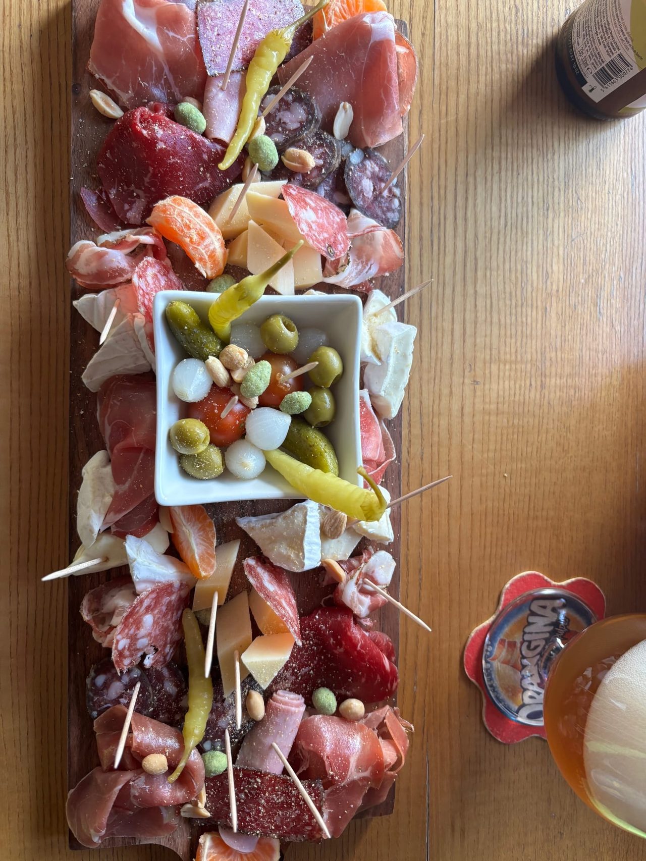 Planche de charcuterie et fromages avec olives et pickles