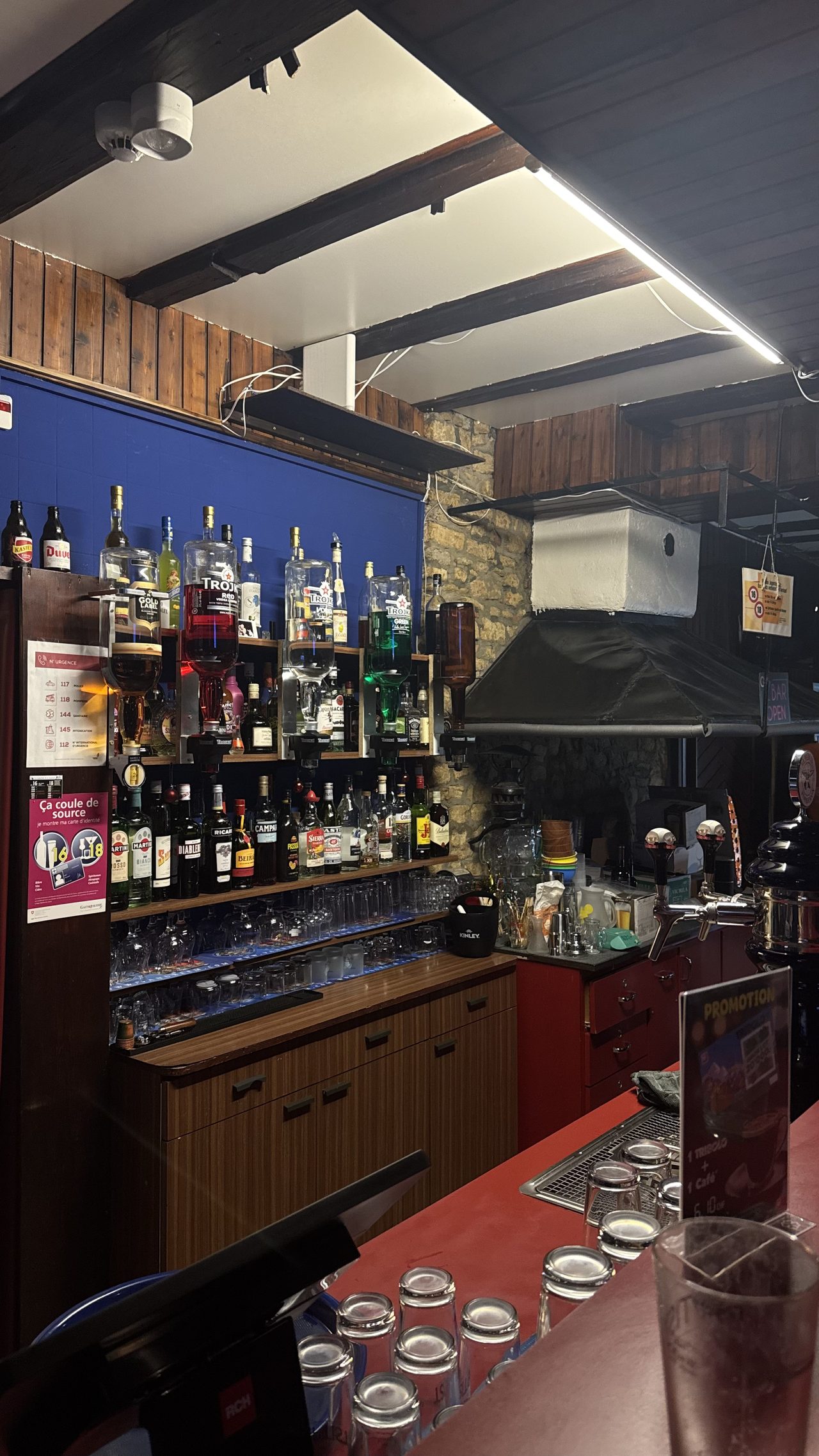 Étagères du bar : whiskys, gins, vodkas, vermouths, liqueurs